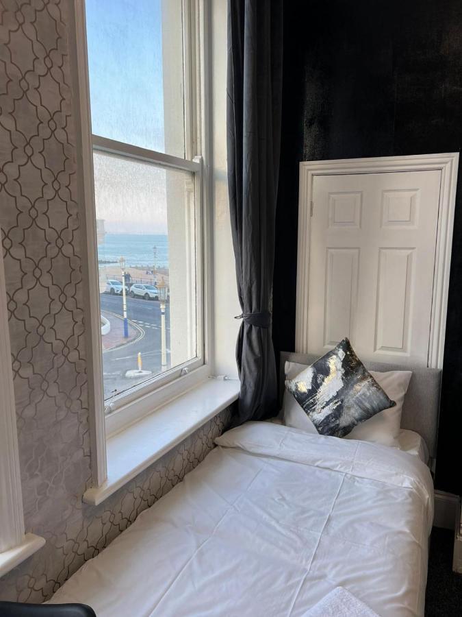 Oyo Marine Parade Hotel, Eastbourne Pier Luaran gambar