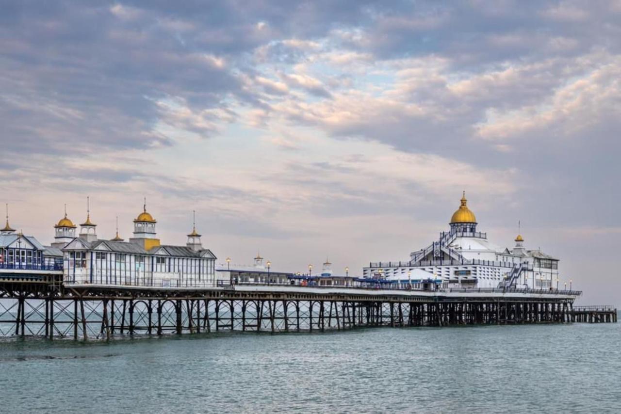 Oyo Marine Parade Hotel, Eastbourne Pier Luaran gambar