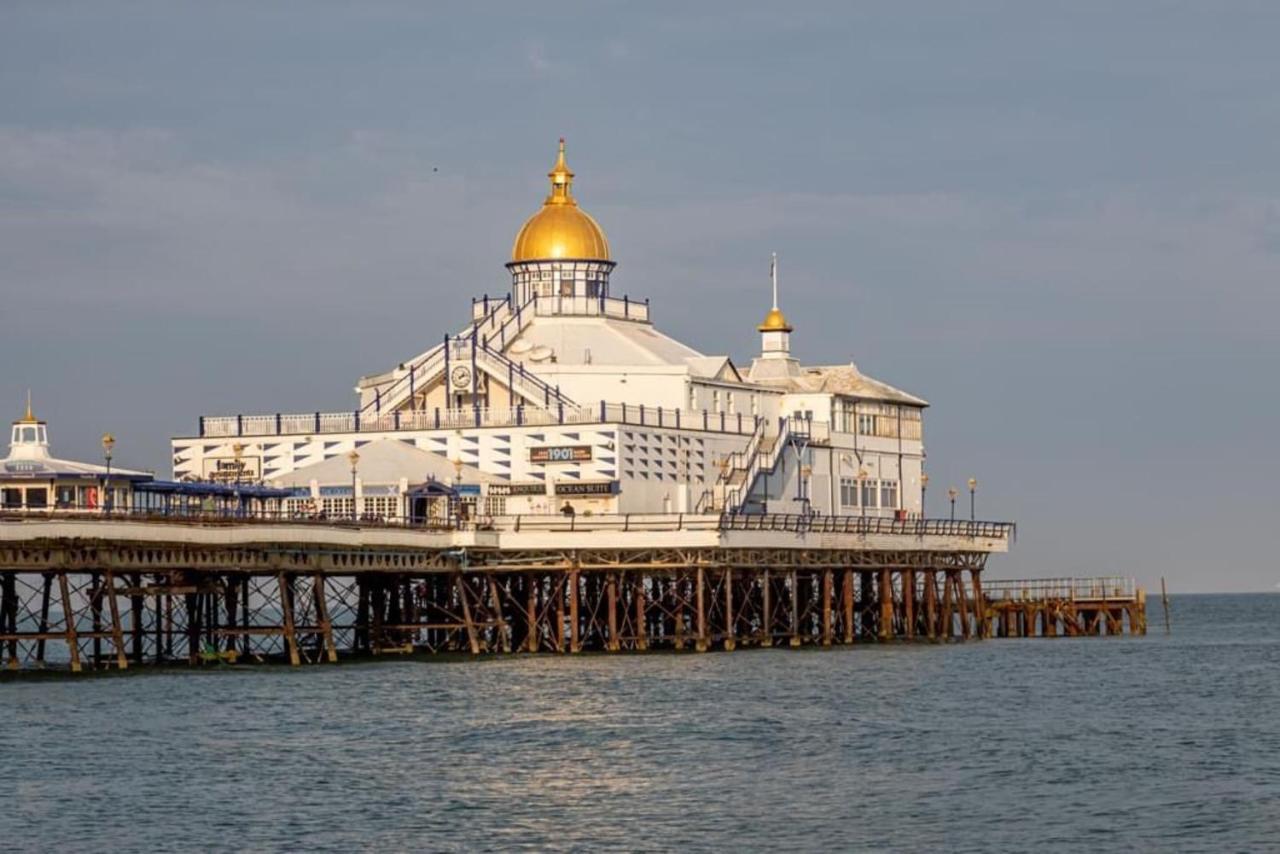 Oyo Marine Parade Hotel, Eastbourne Pier Luaran gambar