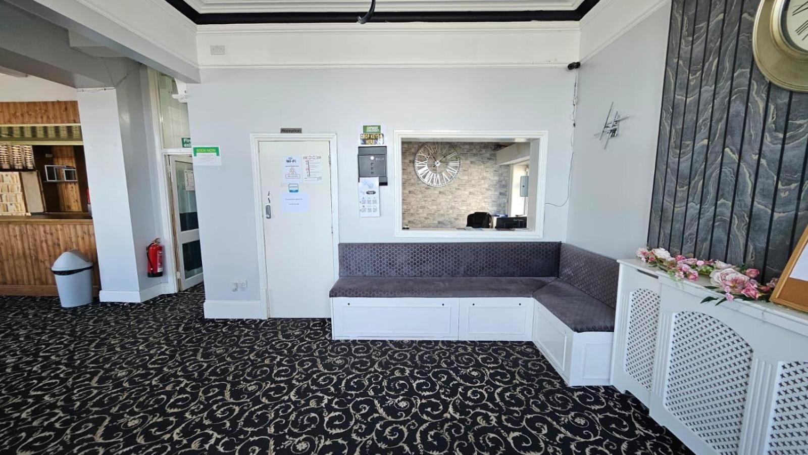 Oyo Marine Parade Hotel, Eastbourne Pier Luaran gambar