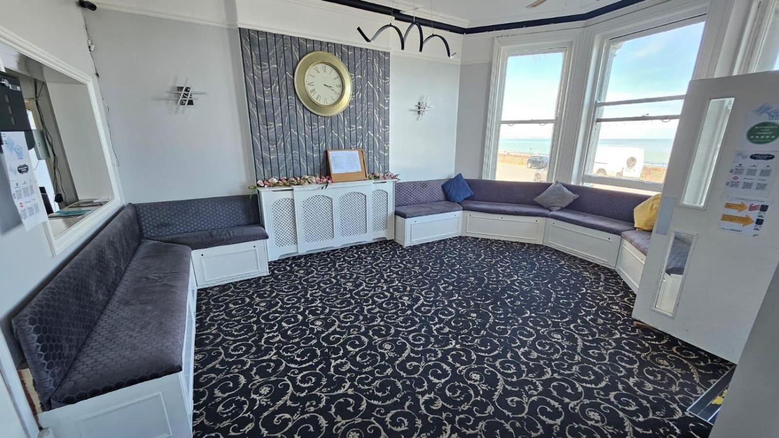 Oyo Marine Parade Hotel, Eastbourne Pier Luaran gambar