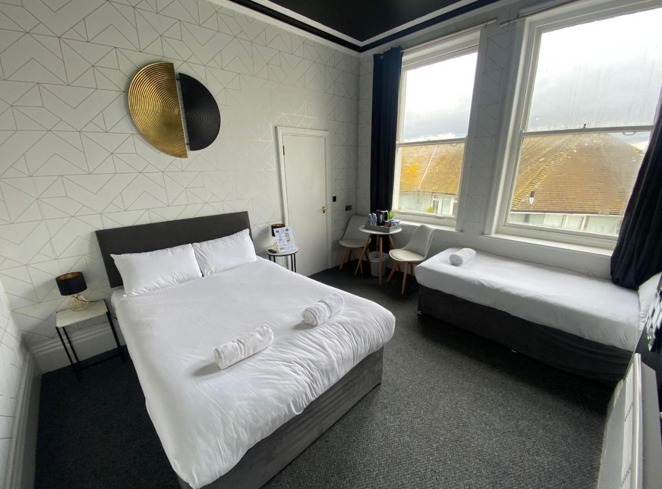 Oyo Marine Parade Hotel, Eastbourne Pier Luaran gambar