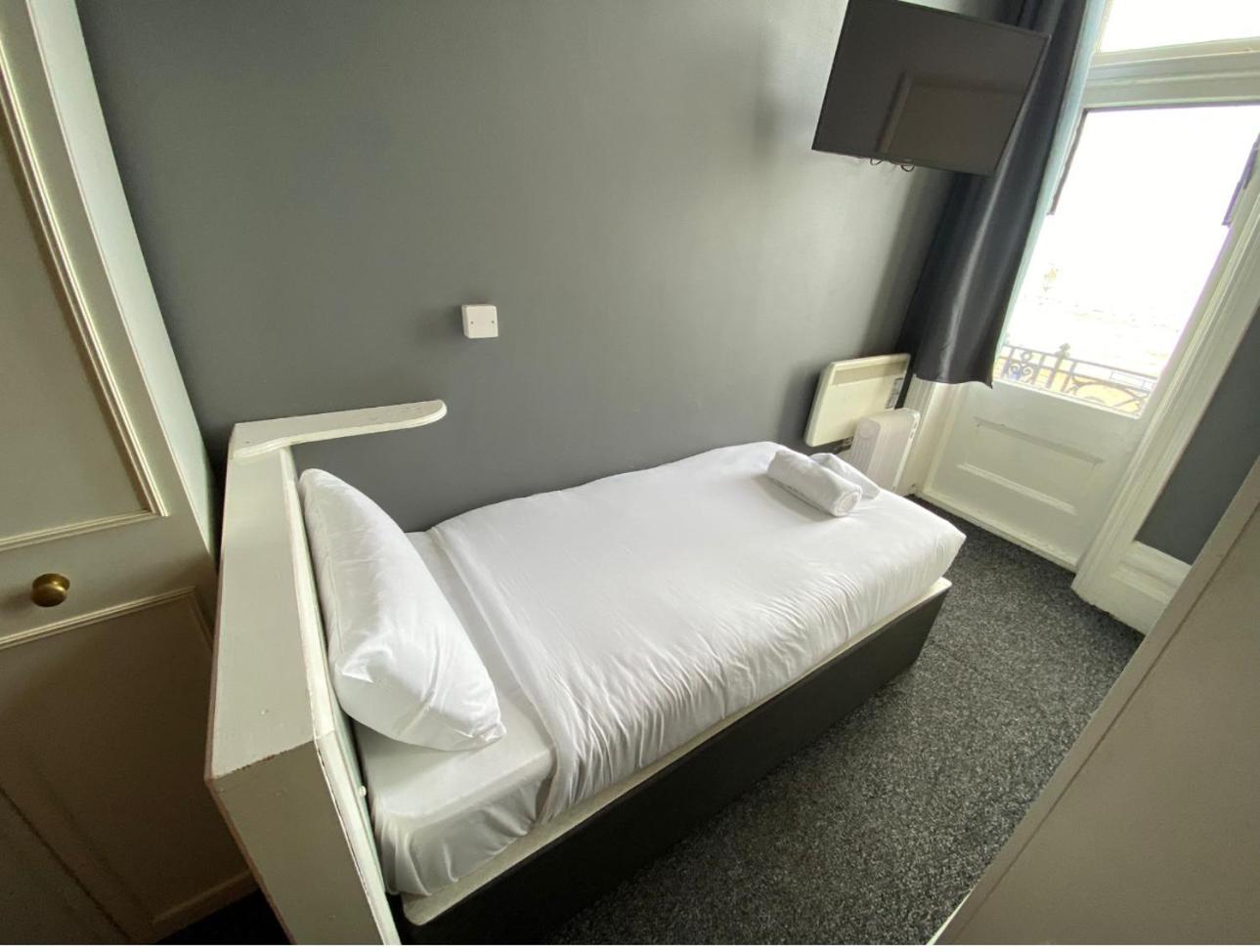 Oyo Marine Parade Hotel, Eastbourne Pier Luaran gambar