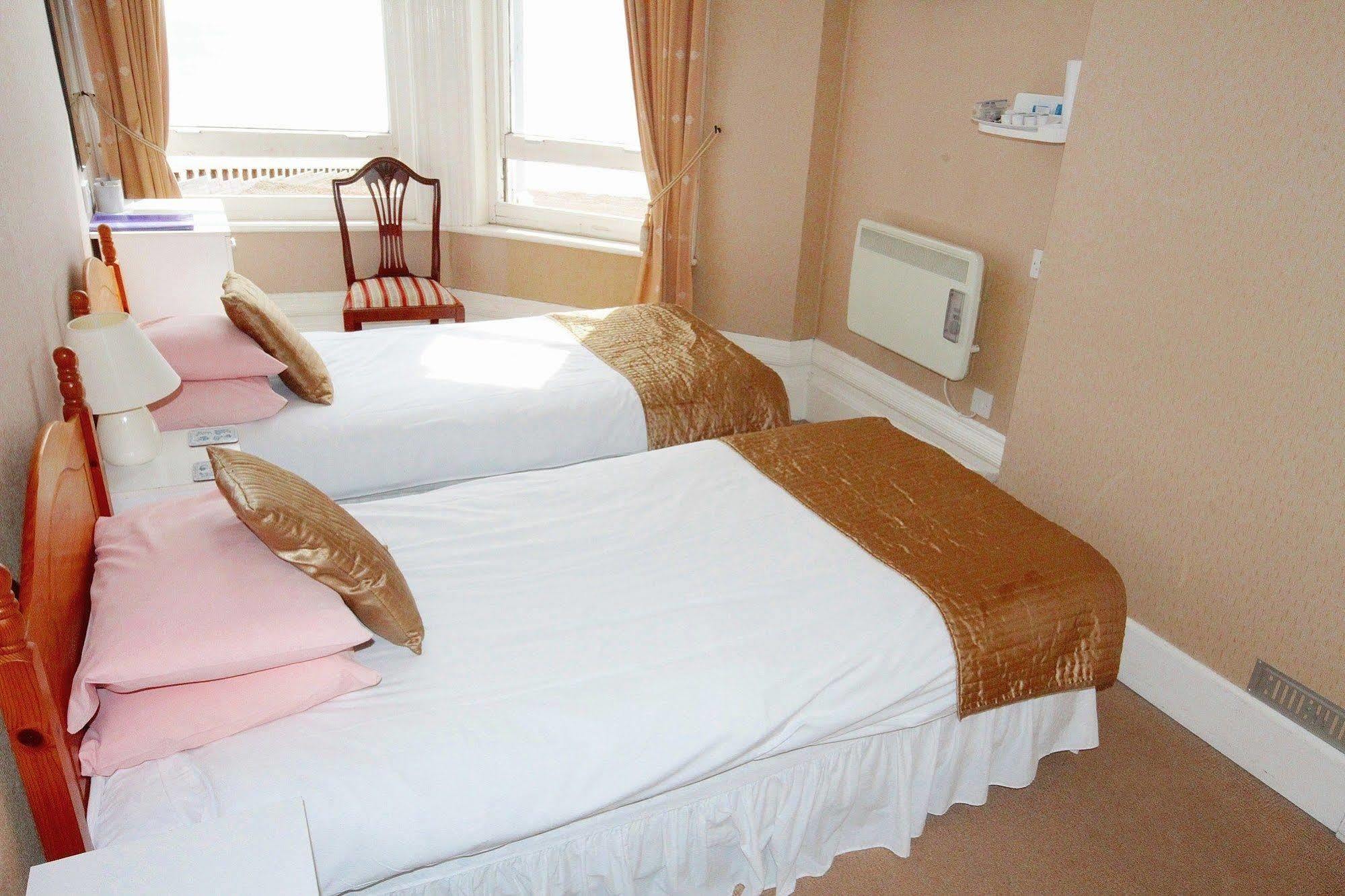 Oyo Marine Parade Hotel, Eastbourne Pier Luaran gambar
